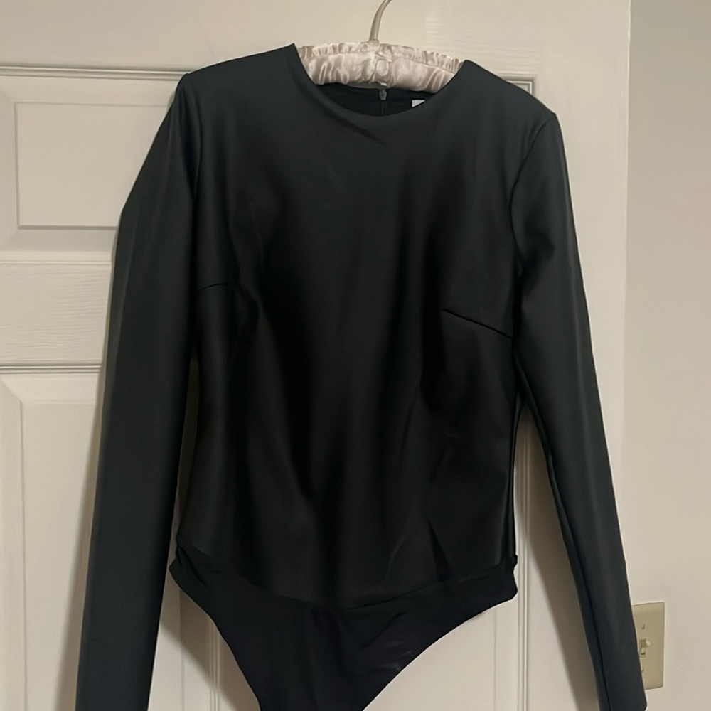 Good American faux leather matte bodysuit 🔥